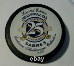 Puck de hockey vintage des Buffalo Sabres 25e anniversaire très rare édition limitée