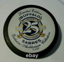 Puck de hockey vintage des Buffalo Sabres 25e anniversaire très rare édition limitée