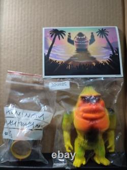TRÈS RARE Édition Limitée Koningu Ummikko Avec Son Casque Masque Gorille Kaiju Sofubi