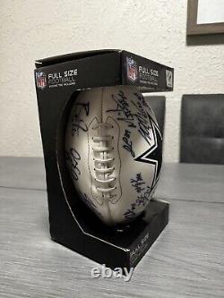 Très rare Dallas Cowboys ballon de football en édition limitée signé par plusieurs joueurs sans certificat d'authenticité