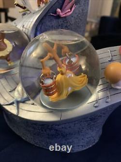 Très rare ! Disney Auctions Fantasia Mickey Snow Globe Mini Globes Limited 350<br/> 	 <br/>	
	(Note: 'Snow Globe' and 'Mini Globes' are left in English as they are specific terms and often not translated in French.)
