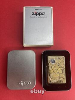VTG TRÈS RARE ZIPPO LIMITÉ 1997 AQUARIUS ZODIAQUE BARRETT SMYTHE en Laiton & Non Utilisé