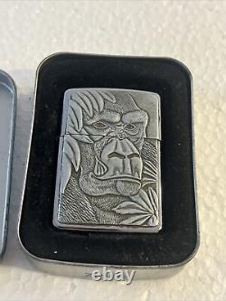 Vtg Très Rare Briquet Zippo Limité de 1995 avec Emblème en Étain Gorilla Barrett Smythe