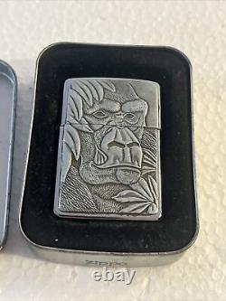 Vtg Très Rare Briquet Zippo Limité de 1995 avec Emblème en Étain Gorilla Barrett Smythe