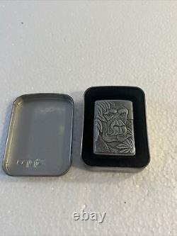 Vtg Très Rare Briquet Zippo Limité de 1995 avec Emblème en Étain Gorilla Barrett Smythe