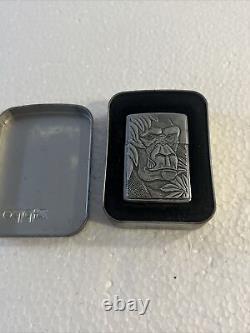 Vtg Très Rare Briquet Zippo Limité de 1995 avec Emblème en Étain Gorilla Barrett Smythe